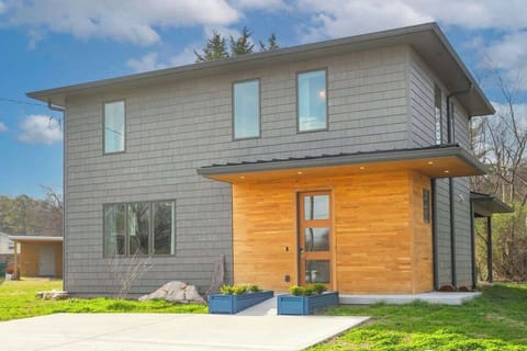 Everyone is welcome in our ADA Accessible home! A ramp from the parking pad leads you to the low-threshold front door