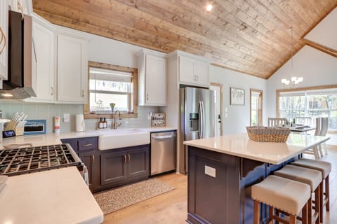 Kitchen | Main Level | Keurig & Drip Coffee Makers | Dishwasher | Toaster