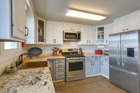 Kitchen | Dishware & Flatware | Toaster | Complimentary Spices