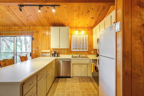 Kitchen | Cooking Basics | Coffee Maker | Trash Bags & Paper Towels Provided