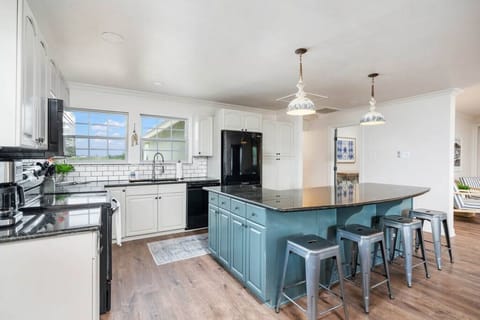 The Hideaway on Lake Dunlap - Dining area and island bar seating