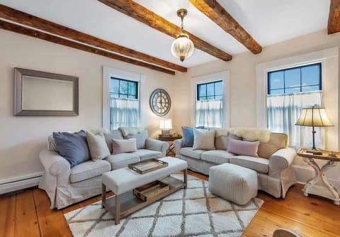 Living room with comfortable furnishings, a perfect space to relax!