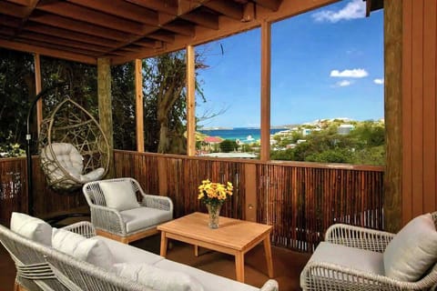 Relax on the Scenic Deck with Stunning Ocean Views – Your Perfect Retreat!