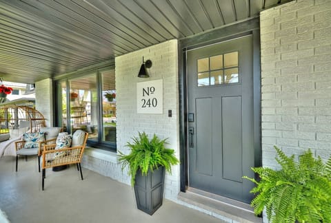 Exterior/Front Porch