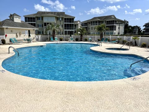 Second pool with jacuzzi 