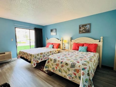 Stunning Studio Unit with Queen Size Bed and Full XL Bed