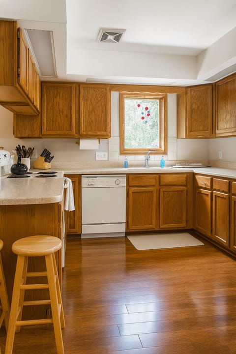 Full kitchen with Stove, dishwasher, coffee pot/Keurig, microwave, etc.!