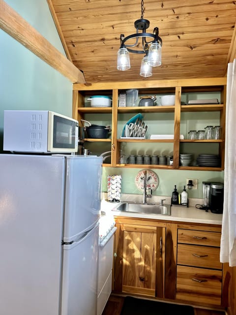 Fully Stocked kitchen with Keurig Coffee maker w/complimentary coffee pods