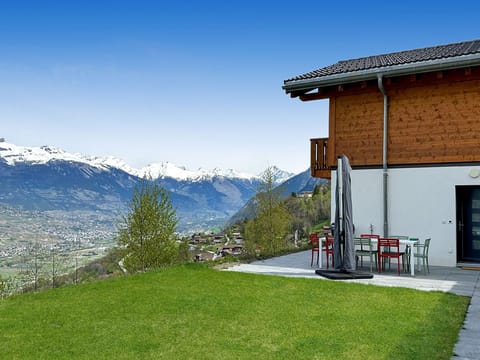 Magnificent panoramic views of the Rhône plain and the Bernese Alps from the chalet.