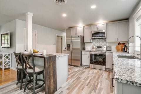Kitchen with breakfast bar (1)