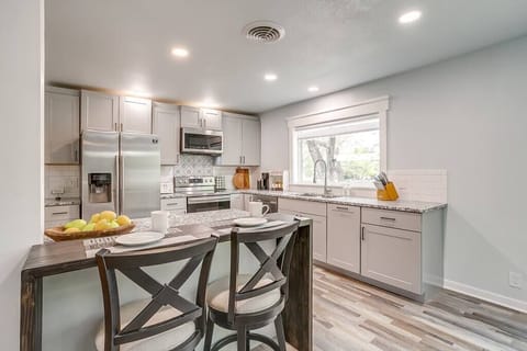 Kitchen with breakfast bar (2)