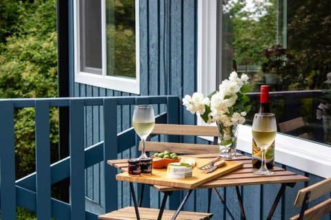 Beautiful, Ocean Breeze Cottage on Salt Spring Island, sleeps up to 6 people