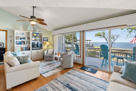 DU601: Money In The Banks | Bottom Level Living Area