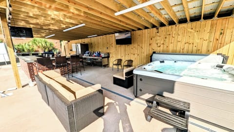 Can't you just see you and your family / friends gathering here?  What Fun!!