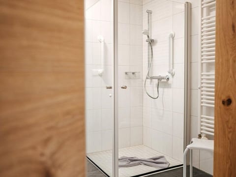 Villa: Suite Sonnenblume - Ferienwohnungen & Bungalows am Faaker See Kargl Farm Stay in Villach