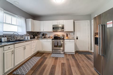 Fully equipped kitchen with Filtered Water, Ice Machine, and all the essentials.