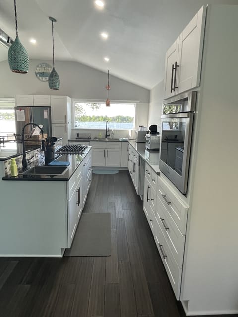 Gourmet, updated kitchen - fully stocked