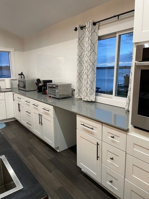 Gourmet, updated kitchen - fully stocked