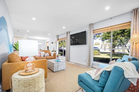 Sunlit space with chic decor ,perfect for relaxation after beach adventures 