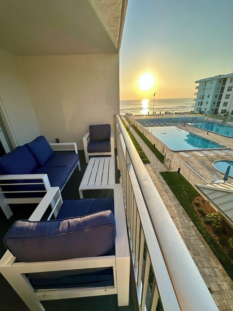 Enjoy your coffee for a beautiful sunrise on the patio