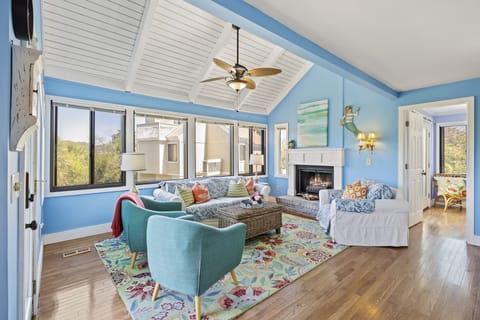 Welcome to 912 Sealoft! Bright and playful 2 bedroom villa.