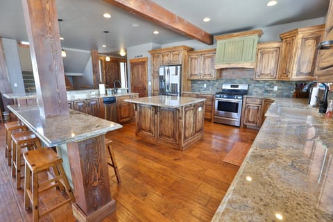 Kitchen - Fully stocked with basic cookware