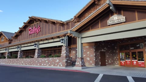 Wide selection of grocery shopping and restaurants in 4 to 5 mins drive