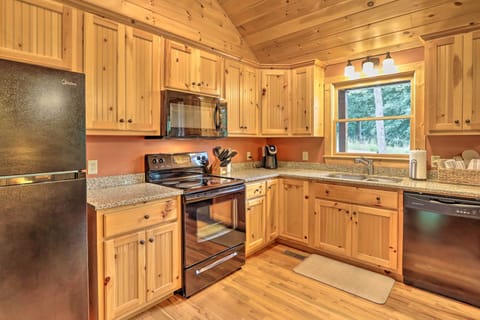 Everything you need to feel right at home in this kitchen. New cookware