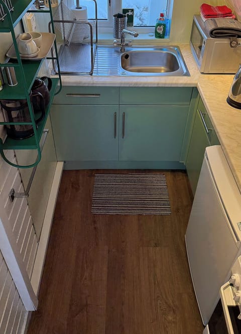 The well-euipped kitchen in your cabin