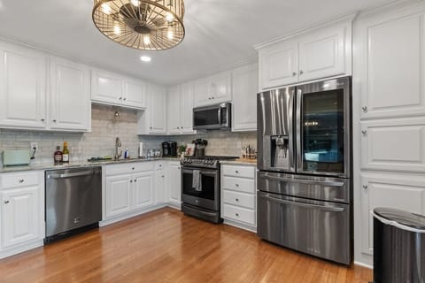 Beautiful kitchen w/ Stainless steel appliances, Gas Range top , Keurig Duo Coffee maker, Oversized fridge, Air Fryer, Toaster.