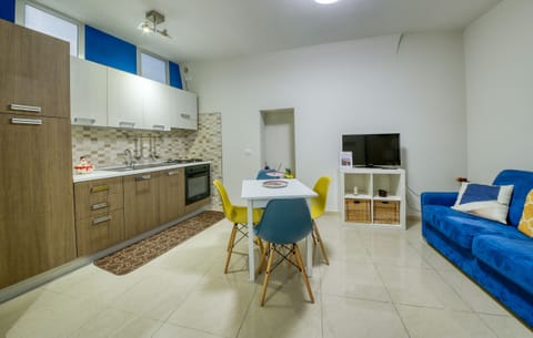 dining table La Cattedrale Apartments&Suite 1 - Affitti Brevi Italia