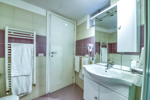 bathroom La Cattedrale Apartments&Suite 3 - Affitti Brevi Italia