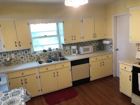 Spacious kitchen with normal size fridge, stove, dish washer and table for 6.