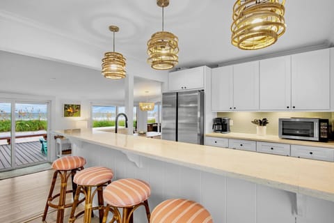 Breakfast Bar - First Floor