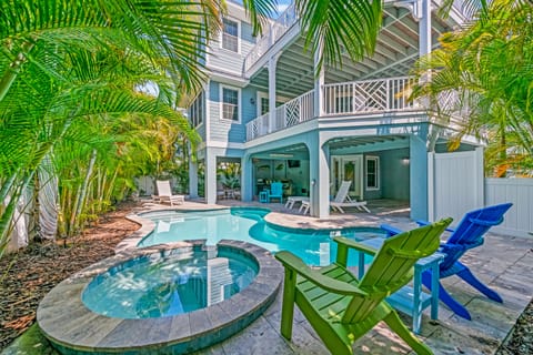 Plenty of Poolside Seating