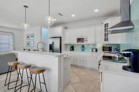 Central island perfect for meal prep