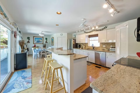Central Kitchen Island Feature