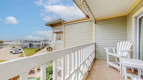 Come enjoy the top floor balcony