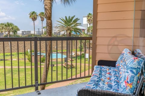 Sit a spell - that's the lagoon pool - beach entry style