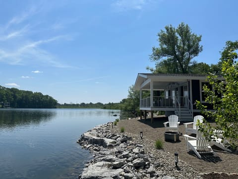 Sits right on the waters edge