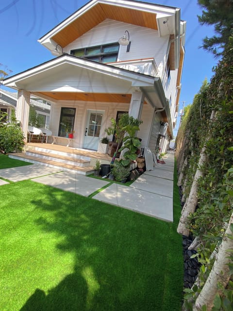 Full fenced private home w/ front yard, side walkway, laundry area, and backyard