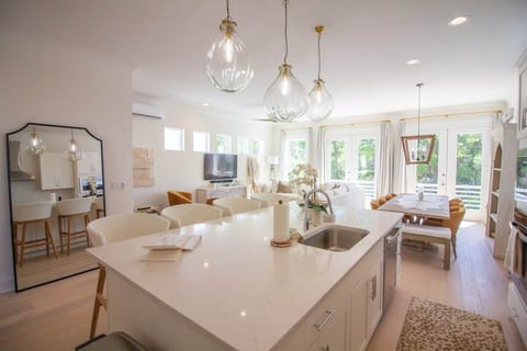 Bright Inlet Beach Home, Sleeps 12, Walk to Beach