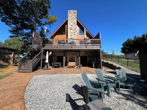 Newly renovated interior and exterior. Lake side view. Upper and lower decks.