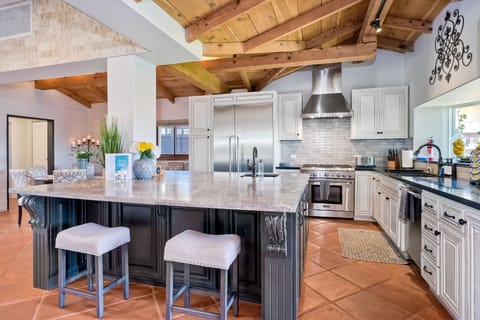 Spacious high-end kitchen island