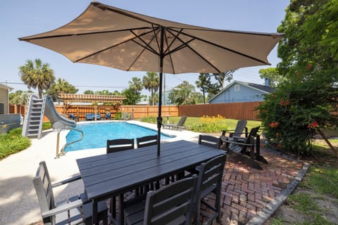 Poolside Seating & Dining