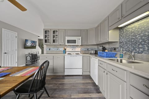 Everything you need to make mealtime a bay breeze.