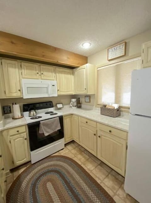 Fully stocked kitchen with coffee provided 