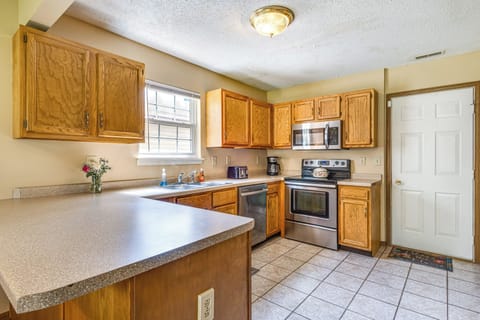 Kitchen | Cooking Basics | Coffee Maker | Paper Towels/Trash Bags Provided