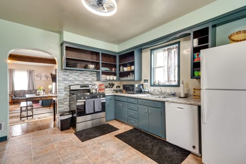 Kitchen | Gas Stove/Oven | Dishwasher | Microwave | Coffee Bar | Blender