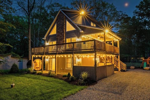 Welcome to our cozy chalet! Two levels of outdoor space with easy access to each are filled with thoughtful mountain, wellness, and recreational amenities ensure you enjoy yourselves. 